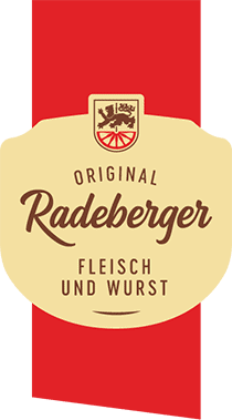 Logo von Original Radeberger Fleisch und Wurst mit beige-rotem Etikett und Wappen aus Löwe und Rad.
